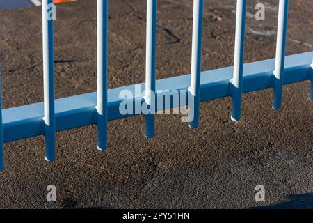 Göteborg, Schweden - April 11 2022: Boden eines blauen Metallzauns über Betonboden Stockfoto