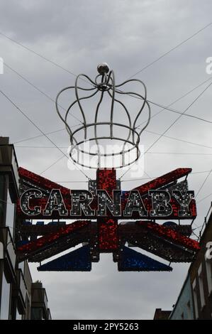 London, Großbritannien. 1. Mai 2023: Eine übergroße Kroneninstallation in der Carnaby Street vor der Krönung von König Karl III., die am 6. Mai stattfindet. Stockfoto