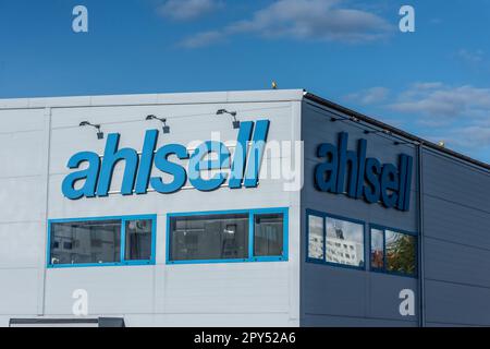 Göteborg, Schweden - Mai 01 2022: Ahlsell-Logo auf der Fassade eines Lagerhauses Stockfoto