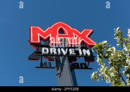 Göteborg, Schweden - Mai 15 2022: Großer Pylon mit Max Drive-Schild. Stockfoto