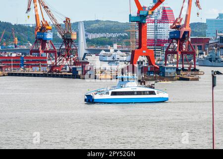 Göteborg, Schweden - Mai 29 2022: Elektrische Passagierfähre vor alten Kranen. Stockfoto