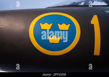 Malmö, Schweden - Juli 09 2022: Schwedisches Luftwaffenlogo auf einem SAAB 35 Draken Stockfoto