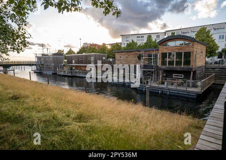 Malmö, Schweden - Juli 09 2022: Hausboote in Västra Hamnen Stockfoto