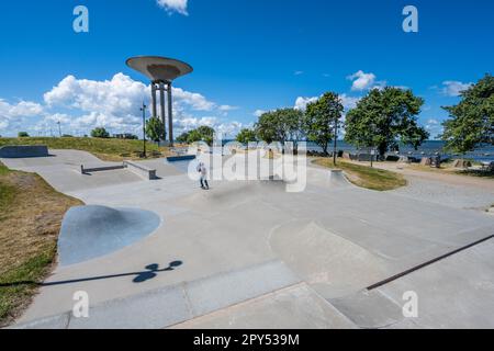Landskrona, Schweden - Juli 10 2022: Skatepark in der Nähe des Wasserturms in Landskrona Stockfoto