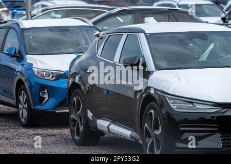 Göteborg, Schweden - Juni 25 2022: Brandneue KIA-Fahrzeuge auf dem hinteren Grundstück eines Händlerbetriebs, die auf ihre neuen Besitzer warten. Stockfoto