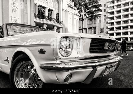 1967 Ford Mustang Cabrio, das als Hochzeitswagen vor dem Opernhaus, Ho Chi Minh City, Vietnam, verwendet wurde Stockfoto