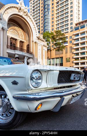 1967 Ford Mustang Cabrio, das als Hochzeitswagen vor dem Opernhaus, Ho Chi Minh City, Vietnam, verwendet wurde Stockfoto
