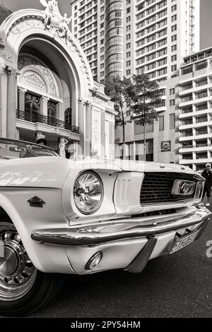 1967 Ford Mustang Cabrio, das als Hochzeitswagen vor dem Opernhaus, Ho Chi Minh City, Vietnam, verwendet wurde Stockfoto