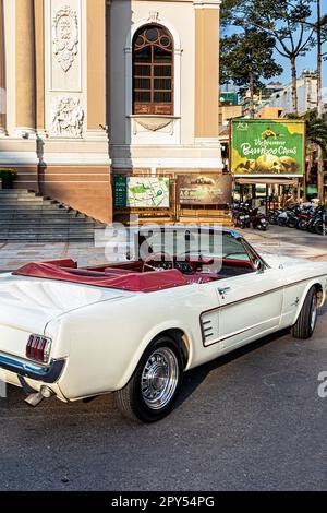1967 Ford Mustang Cabrio, das als Hochzeitswagen vor dem Opernhaus, Ho Chi Minh City, Vietnam, verwendet wurde Stockfoto