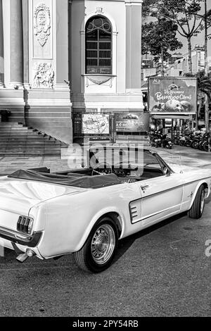 1967 Ford Mustang Cabrio, das als Hochzeitswagen vor dem Opernhaus, Ho Chi Minh City, Vietnam, verwendet wurde Stockfoto