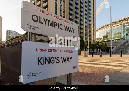 Wembley Park, Vereinigtes Königreich, 3. Mai 2023. Um der Krönung seiner Majestät König Karl III. Am Samstag, dem 6. Mai, zu gedenken, ist die berühmte Strecke zum Wembley-Stadion, Olympic Way, vorübergehend wieder in ihren ursprünglichen Namen zurückgekehrt, wie es der König in Anerkennung des Thronantritts seiner Majestät getan hat. Am 6. Juli 1948 nannte der Verkehrsminister Alfred Barnes die Stadt während der Eröffnungszeremonie der Olympischen Spiele, auch bekannt als „die Austeritätsspiele“, die in diesem Jahr in Wembley stattfanden, in „Olympic Way“. Foto: Amanda Rose/Alamy Live News Stockfoto