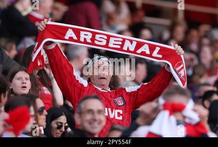 London, Großbritannien. 1. Mai 2023. Ein Arsenal-Fan während des Spiels der UEFA Womens Champions League im Emirates Stadium, London. Das Bild sollte lauten: Paul Terry/Sportimage Credit: Sportimage Ltd/Alamy Live News Stockfoto