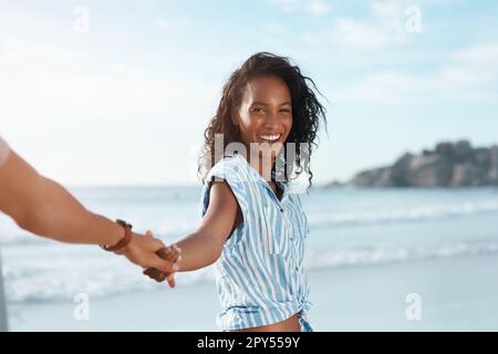 Ich zeige dir, wo die Fusseln sind. POV-Foto einer jungen Frau, die ihre Freunde am Strand hält. Stockfoto