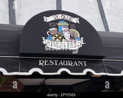 Ein allgemeiner Blick auf den Eingang zum Ye Olde King's Head Pub in Santa Monica, Kalifornien, da der britische Pub „der Ort sein wird“ für Expats, die an diesem Wochenende die Krönung des Königs feiern wollen, sagte der Manager. Ausgabedatum: Mittwoch, 3. Mai 2023. Stockfoto