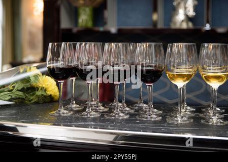 Gläser Rot- und Weißwein, Bar. Teurer Drink Stockfoto