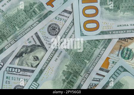 Nahaufnahme eines Stapels von hundert 100-Dollar-Banknoten. Papierbanknote, Geld, Bargeld, Bargeld, Ersparnisse, Finanzen. Stockfoto