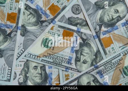 Nahaufnahme eines Haufens von hundert 100-Dollar-Banknoten. Papierbanknote, Geld, Bargeld, Bargeld, Ersparnisse, Finanzen. Stockfoto