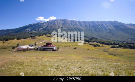 Blick auf den Passo San Leonardo und das Monte Amaro-Massiv in der Provinz L'Aquila in Italien. Stockfoto