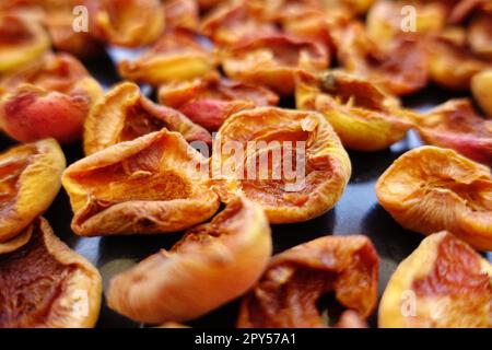 Hausgemachte Aprikosen trocknen, Obst trocknen im Sommer, Obst trocknen in der Sonne Stockfoto
