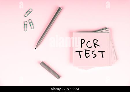 Inspiration mit Vorzeichen PCR-Test. Geschäftsansatz qualitativer Nachweis des Virusgenoms in der kurzen Folge der DNA Stockfoto