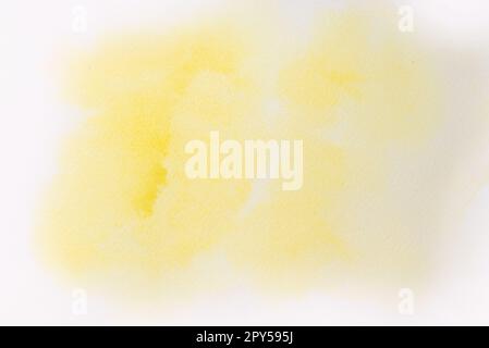 Abstraktes rotes Aquarell auf weißem Hintergrund. Farbspritzer auf Papier. Stockfoto