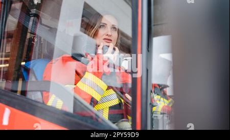 Das Team der Feuerwehrleute, die zur Operation fahren Stockfoto