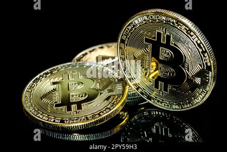 Bitcoin, goldene Bitcoins auf einem schwarzen Hintergrund. Foto neue virtuelle Geld Stockfoto