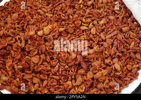 Hausgemachte Aprikosen trocknen, Obst trocknen im Sommer, Obst trocknen in der Sonne Stockfoto