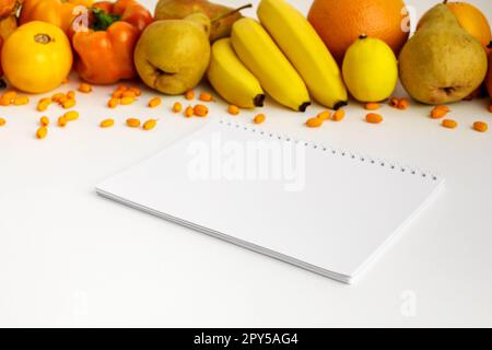 Herbstgelb und Orangengemüse und Obst Stockfoto