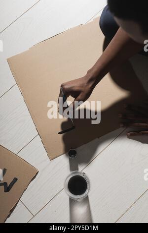 Schwarze Leben sind wichtig und kämpfen gegen Rassismus und schreiben Zeichen und Worte auf Pappe - Protestkonzept und blm-Aktivismus Stockfoto