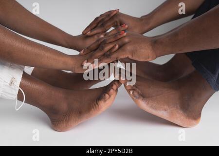 Nahaufnahme afroamerikanischer Mann und Frau Hand berührend halten isoliert auf weißem Hintergrund für Liebe und Heilkonzept Stockfoto