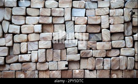 Eine Textur aus Holz. Viele gestapelte Holzleisten von der Vorderseite. Stockfoto