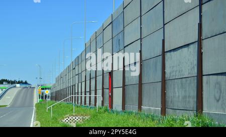 Schallschutz. Schalldämmplatten auf der Straße. Stockfoto