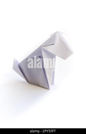 Papier Hund Origami isoliert auf einem weißen Hintergrund Stockfoto