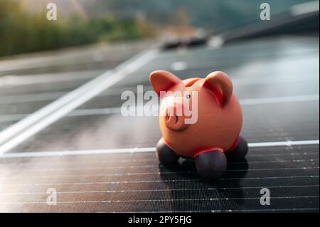 Einsparungen durch den Einsatz von Energie mit Solarpanel auf dem Dach Stockfoto