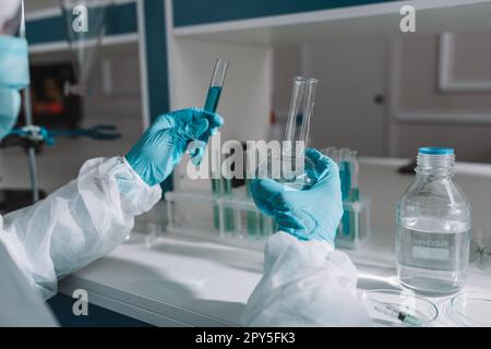 Der Arzt im Labor analysiert Proben für die wissenschaftliche Forschung Stockfoto