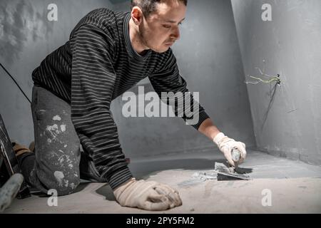 Abdichtung des Badezimmerfußbodens in einem neuen Gebäude Stockfoto