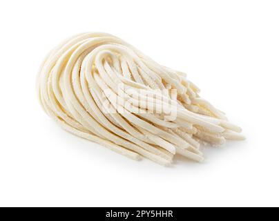 Frische udon-Nudeln auf weißem Hintergrund. Stockfoto