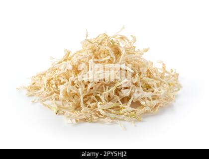 Kiriboshi-Daikon (getrockneter Daikon-Rettich) vor weißem Hintergrund. Stockfoto