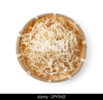 Kiriboshi-Daikon (getrockneter Daikon-Rettich) vor weißem Hintergrund. Stockfoto