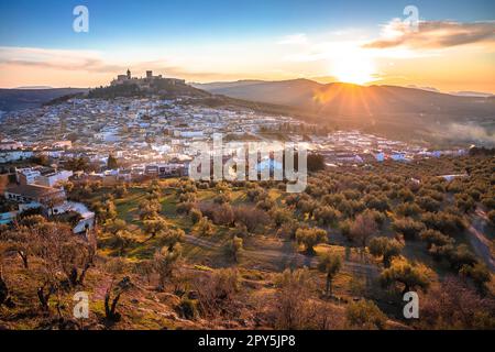 Malerisches weißes Dorf Alcala la Real in der Nähe von Granada bei Sonnenuntergang Stockfoto