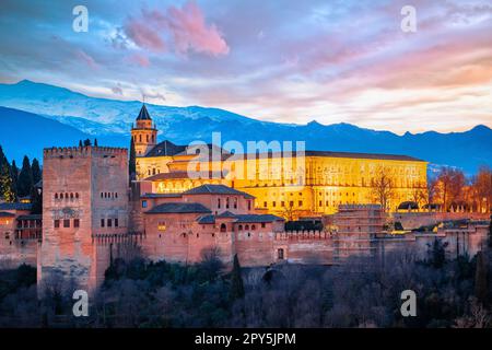 Blick auf die Alhambra bei Sonnenaufgang, UNESCO-Weltkulturerbe in Granada Stockfoto