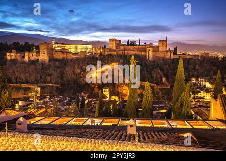 Blick auf die Alhambra bei Sonnenaufgang, UNESCO-Weltkulturerbe in Granada Stockfoto