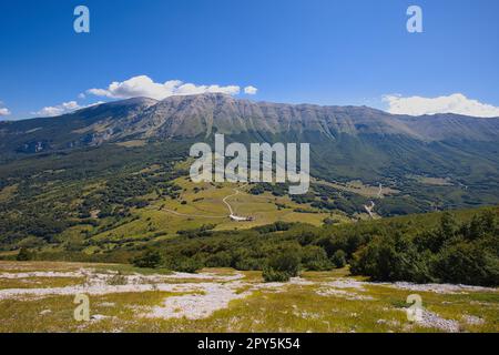 Panorama in der Provinz L'Aquila in Italien mit Monte Amaro Massiv und Passo San Leonardo. Stockfoto