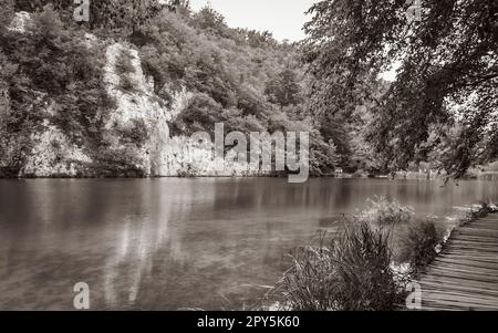 Fußgängerbrücke über türkisfarbenem Wasser. Nationalpark Plitvicer Seen Kroatien. Stockfoto