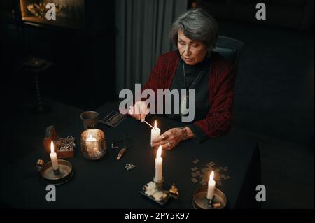 Porträt eines Zigeuner-Wahrsagers, der in die Kamera schaut Stockfoto