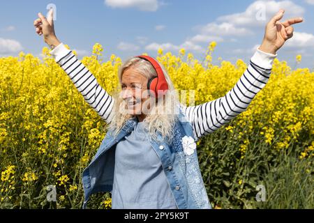 Frau hört Musik mit Kopfhörern Stockfoto