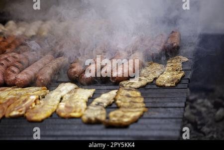 Gebratener Speck auf dem Grill Stockfoto