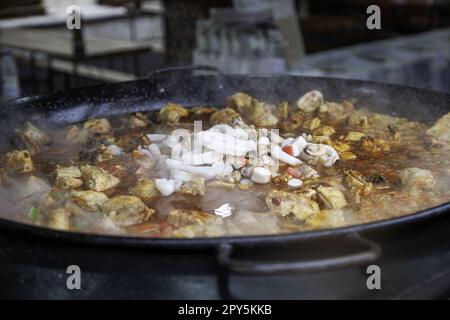 Paella auf einem Markt Stockfoto