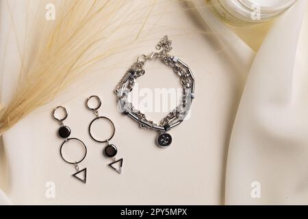 Handgefertigter Schmuck auf einem textilen Hintergrund. Geschenk für Frauen. Bijouterie und Schmuck für Frauen Stockfoto